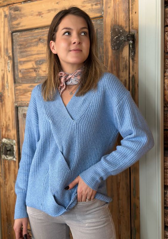 Feline V-Neck Pullover Peppercorn